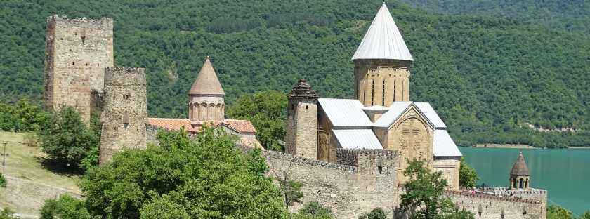 Festung Ananuri an der Georgischen Heerstraße: Festungsbau, Kirchen, georgisch-orthodoxes Kloster, Burg, Touristen, Souvenirs, Fotomotiv Georgien, Stausee Zchinwali, strategische Lage Festung Ananuri an der Georgischen Heerstraße: Festungsbau, Kirchen, georgisch-orthodoxes Kloster, Burg, Touristen, Souvenirs, Fotomotiv Georgien, Stausee Zchinwali, strategische Lage