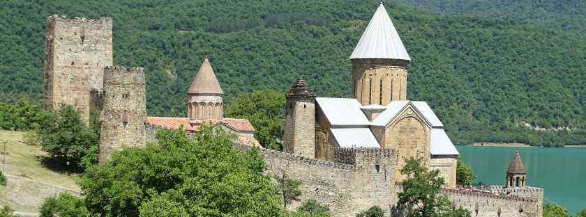 Festung Ananuri an der Georgischen Heerstraße: Festungsbau, Kirchen, georgisch-orthodoxes Kloster, Burg, Touristen, Souvenirs, Fotomotiv Georgien, Stausee Zchinwali, strategische Lage