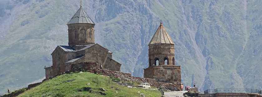 Gergeti Sameba Kloster - Kirche der Heiligen Dreifaltigkeit in Stepanzminda beim Kazbeg in der Region Chewsureti an der georgischen Heerstraße in Nordgeorgien