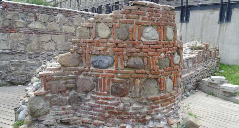 Alte Stadtmauer als Grenze zwischen Altstadt und Neustadt von Tbilissi - Die georgische Hauptstadt lockt mit Museen, Oper, Philharmonie, Geschäften, Hotels, Hostels, Kirchen, Parks, Restaurants und Cafés - Tiflis, Tbilisi