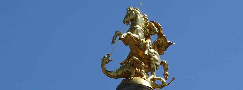 Statue des Heiligen Georg als Drachentöter auf dem Platz der Freiheit mit Rathaus - Die Neustadt der georgischen Hauptstadt Tbilissi: pulsierendes Leben auf dem Rustaweli-Prospekt - Museen, Oper, Geschäfte, Hotels, Kirchen, Parks, Restaurants und Cafés - Tiflis, Tbilisi